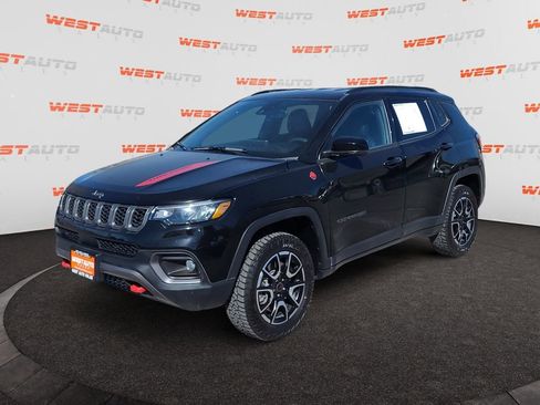 Used 2025 Jeep Compass Trailhawk image 1