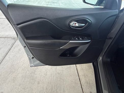 Used 2021 Jeep Cherokee Latitude Lux w/ Comfort/Convenience Group image 17