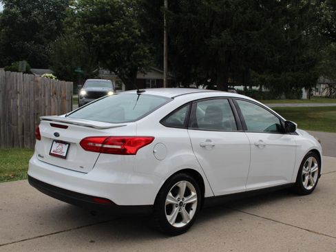 Used 2015 Ford Focus SE w/ Equipment Group 201A FWD image 9