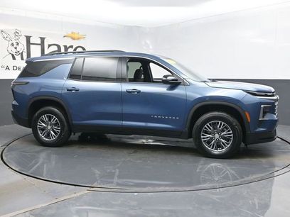 Used 2025 Chevrolet Traverse LT