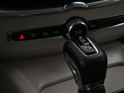 Used 2019 Volvo XC60 T5 Momentum w/ Premium Package image 34