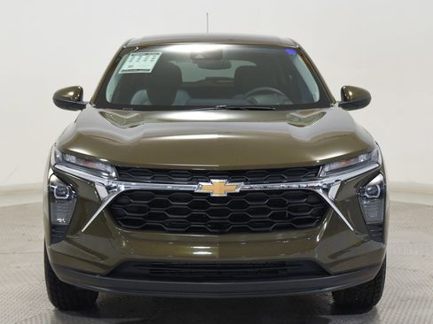 Used 2024 Chevrolet Trax LS w/ LS Convenience Package FWD image 3