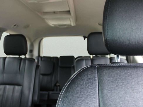 Used 2014 Chrysler Town & Country Touring FWD image 7