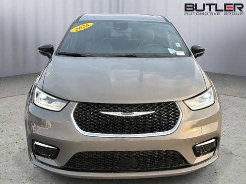 Used 2025 Chrysler Pacifica Select FWD image 9