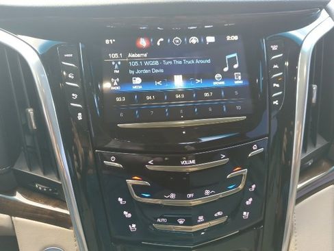 Used 2018 Cadillac Escalade Luxury image 13