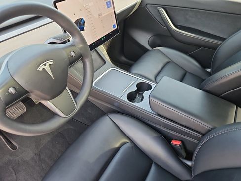 Used 2022 Tesla Model Y Long Range AWD/4WD image 17
