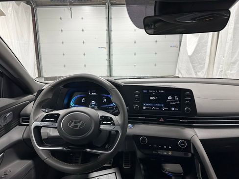 Used 2025 Hyundai Elantra Sport image 16