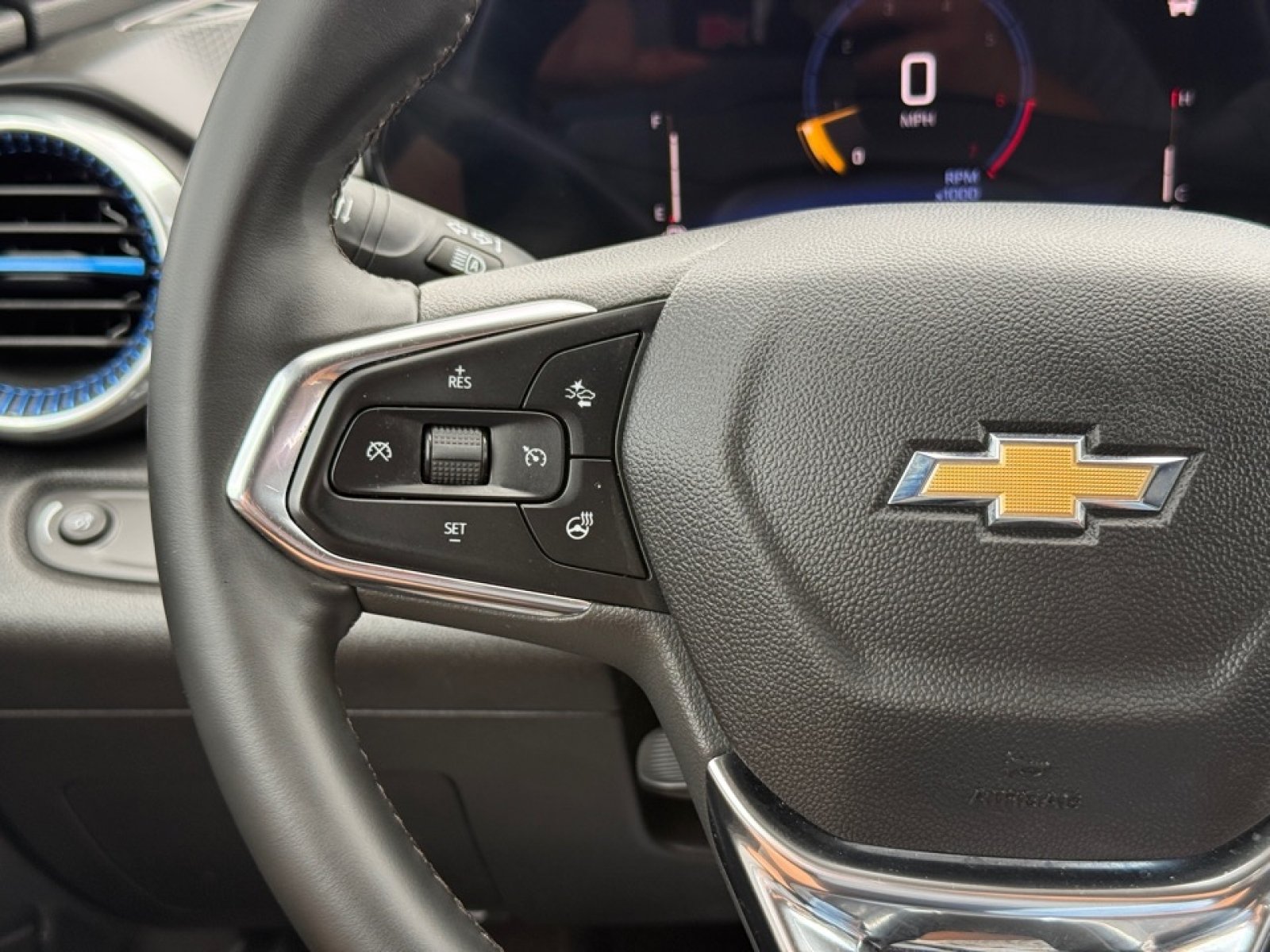 Used 2025 Chevrolet Trax LT w/ LT Convenience Package FWD image 19
