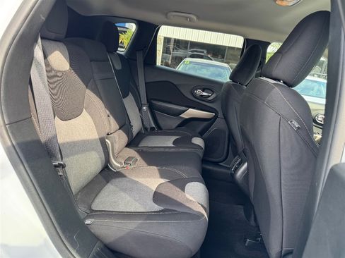 Used 2018 Jeep Cherokee Latitude w/ Altitude Package FWD image 21