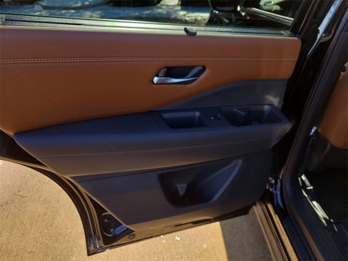 New 2026 Nissan Pathfinder Platinum image 13