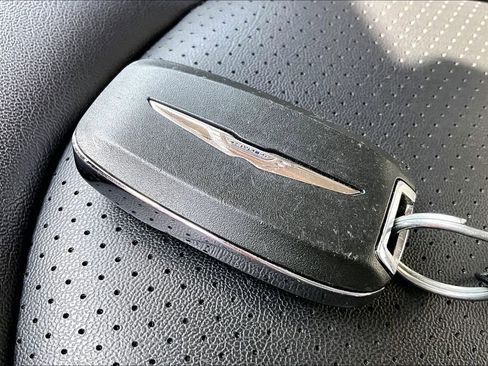 Used 2024 Chrysler Pacifica Touring-L image 13