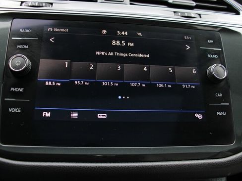 Used 2020 Volkswagen Tiguan SE w/ Panoramic Sunroof Package image 11