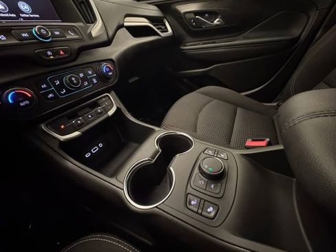 Used 2024 GMC Terrain SLE w/ Driver Convenience Package image 12