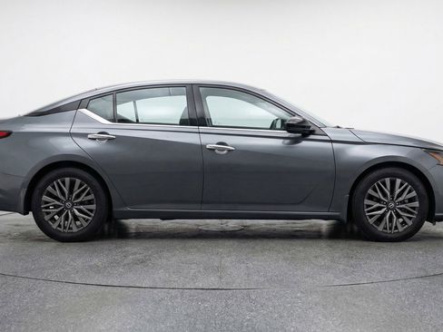 Used 2025 Nissan Altima 2.5 SV image 11