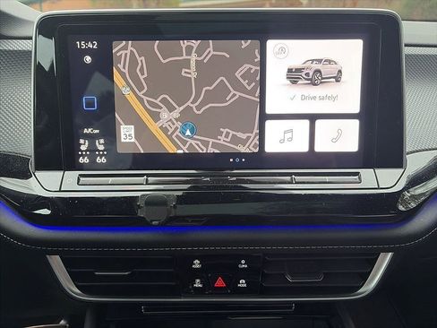 Used 2024 Volkswagen Atlas Cross Sport SEL R-Line image 9
