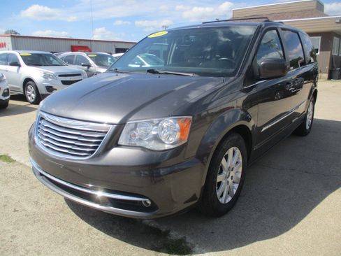 Used 2016 Chrysler Town & Country Touring FWD image 2