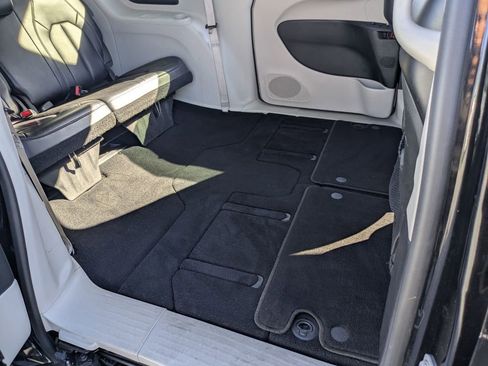 Used 2023 Chrysler Pacifica Touring-L image 28