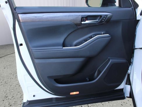 Used 2023 Toyota Highlander Limited FWD image 44