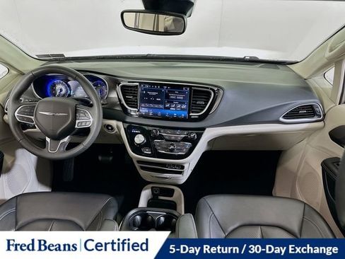 Used 2024 Chrysler Pacifica Touring-L image 14