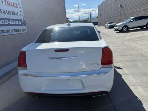 Used 2017 Chrysler 300 C Platinum RWD image 5