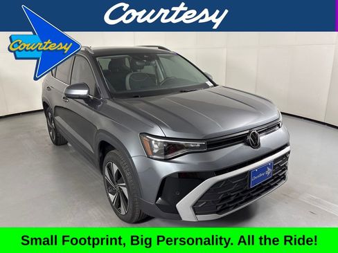 Used 2025 Volkswagen Taos SE AWD/4WD image 1