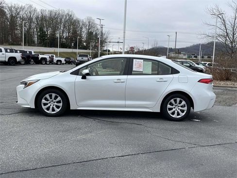 Used 2023 Toyota Corolla LE image 2