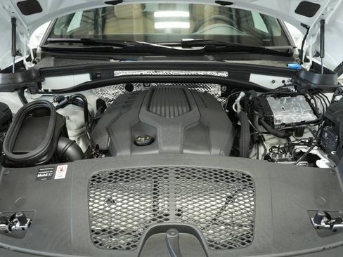 Certified 2025 Porsche Macan image 30