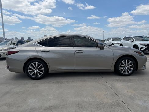 Used 2020 Lexus ES 300h w/ Accessory Package FWD image 8