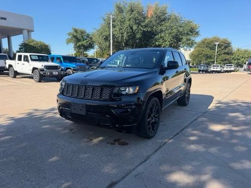 Used 2021 Jeep Grand Cherokee Laredo X AWD/4WD image 3