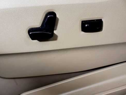 Used 2014 Chrysler Town & Country Touring image 18