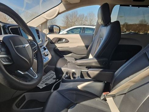Used 2024 Chrysler Pacifica Touring-L image 29