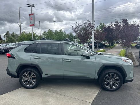 Used 2022 Toyota RAV4 XLE Premium AWD/4WD image 6