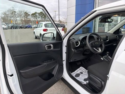 Certified 2025 Hyundai Venue SE image 10