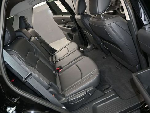 Used 2025 Nissan Pathfinder SL FWD image 15
