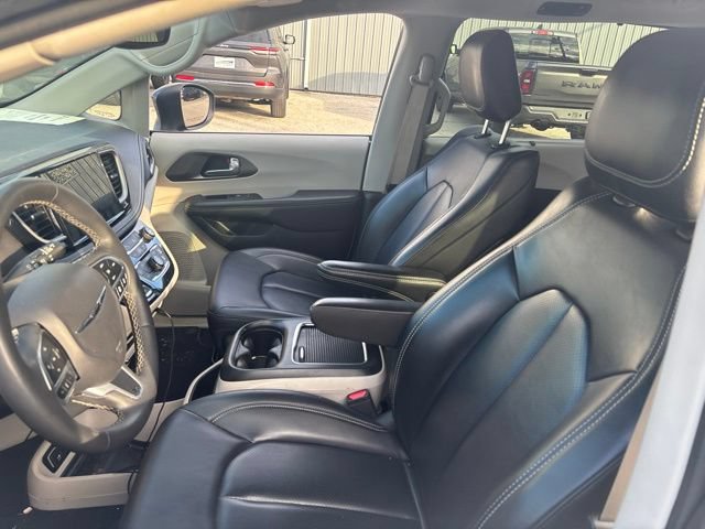 Certified 2023 Chrysler Pacifica Touring-L AWD/4WD image 12