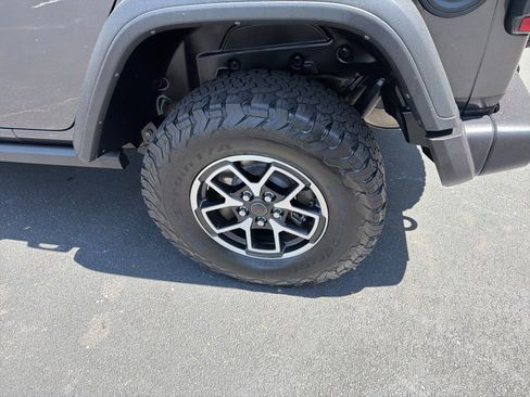 Used 2025 Jeep Wrangler Unlimited Rubicon AWD/4WD image 23