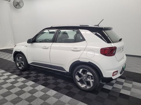 Used 2025 Hyundai Venue Limited FWD image 3