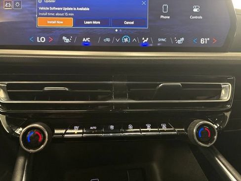 Used 2025 Chevrolet Traverse LT FWD image 26
