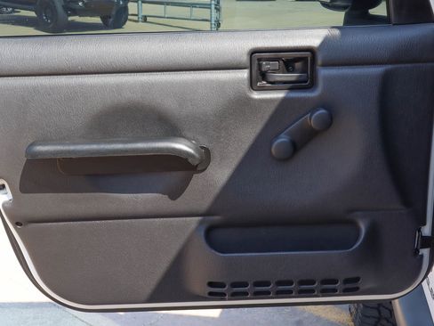 Used 2005 Jeep Wrangler X AWD/4WD image 17