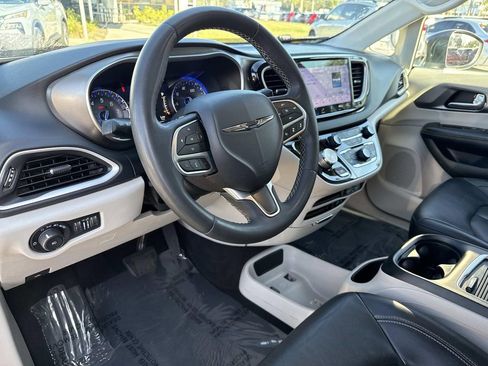 Used 2022 Chrysler Pacifica Touring-L image 24