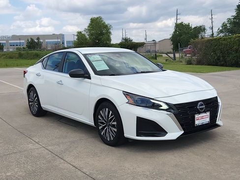 Used 2025 Nissan Altima 2.5 SV FWD image 3