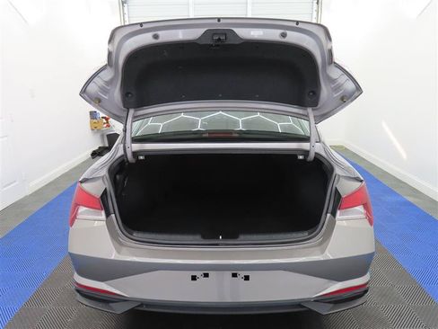 Used 2023 Hyundai Elantra SE FWD image 12