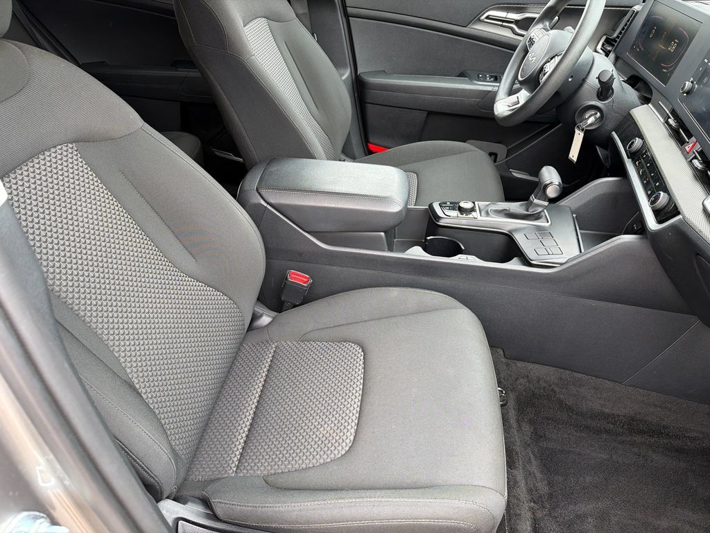 Used 2025 Kia Sportage LX FWD image 13