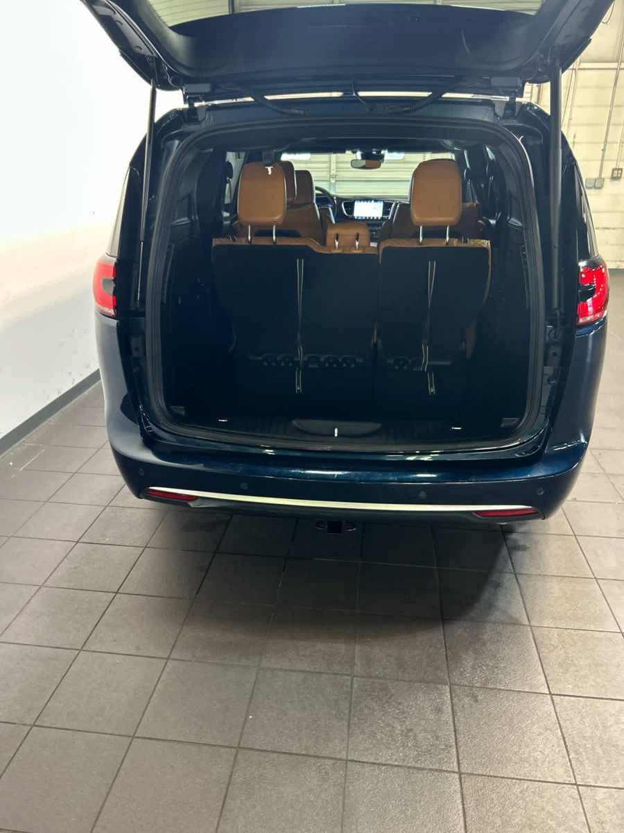 Used 2023 Chrysler Pacifica Pinnacle FWD image 13