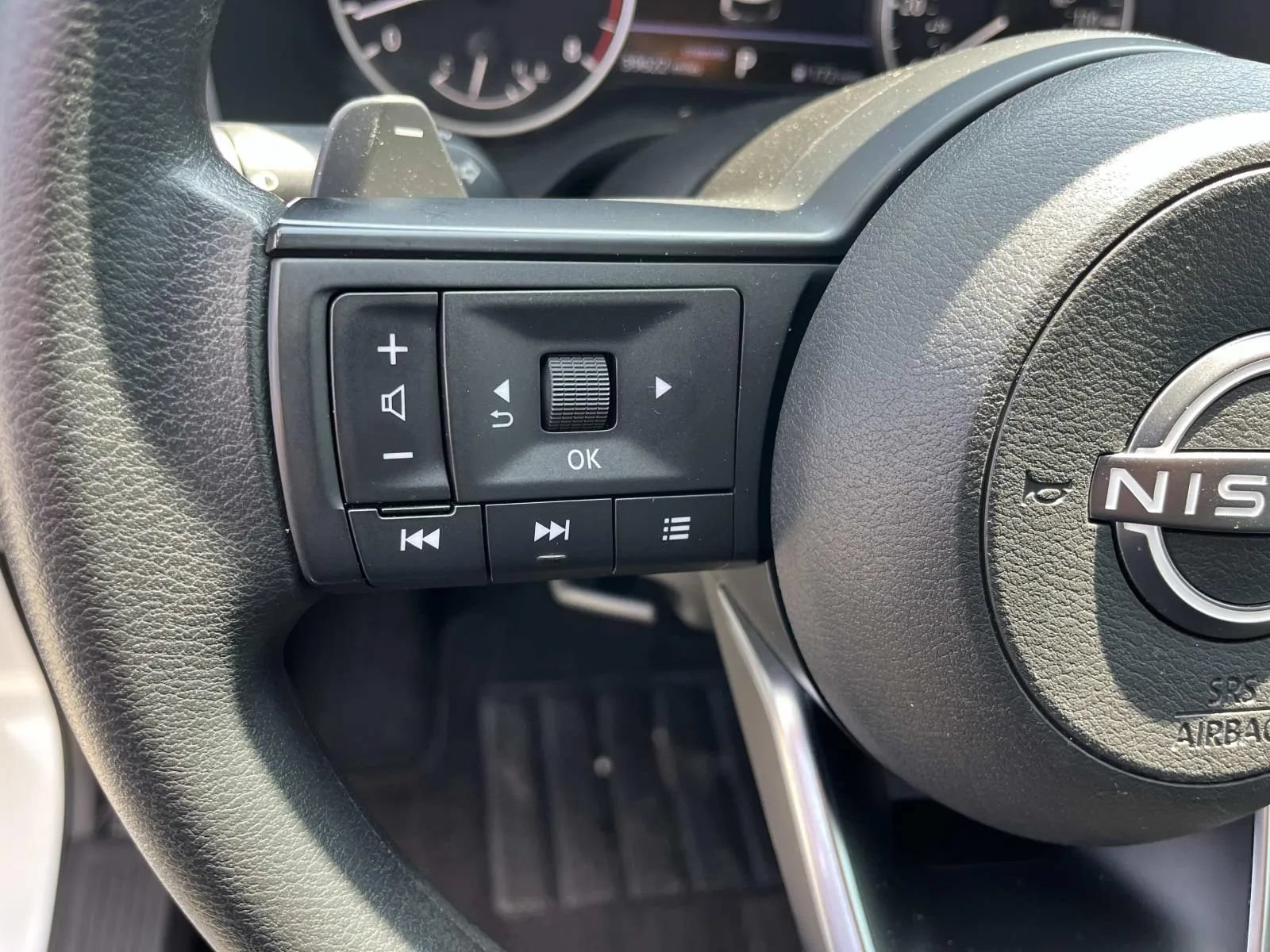 Used 2023 Nissan Rogue S FWD image 31