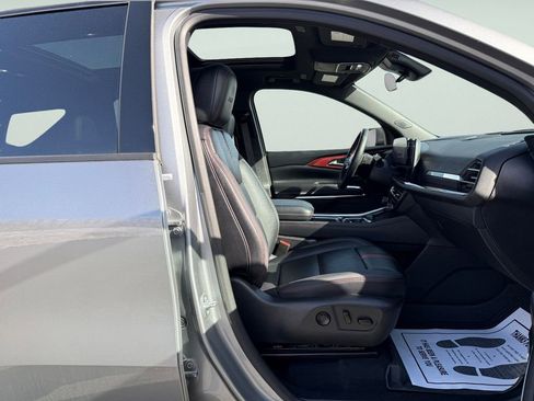 Used 2025 Chevrolet Traverse RS AWD/4WD image 38