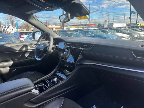 Used 2023 Jeep Grand Cherokee L Laredo image 32