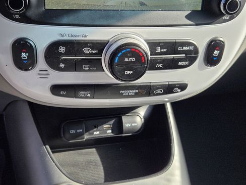 Used 2017 Kia Soul EV + w/ Sun & Fun Package image 19