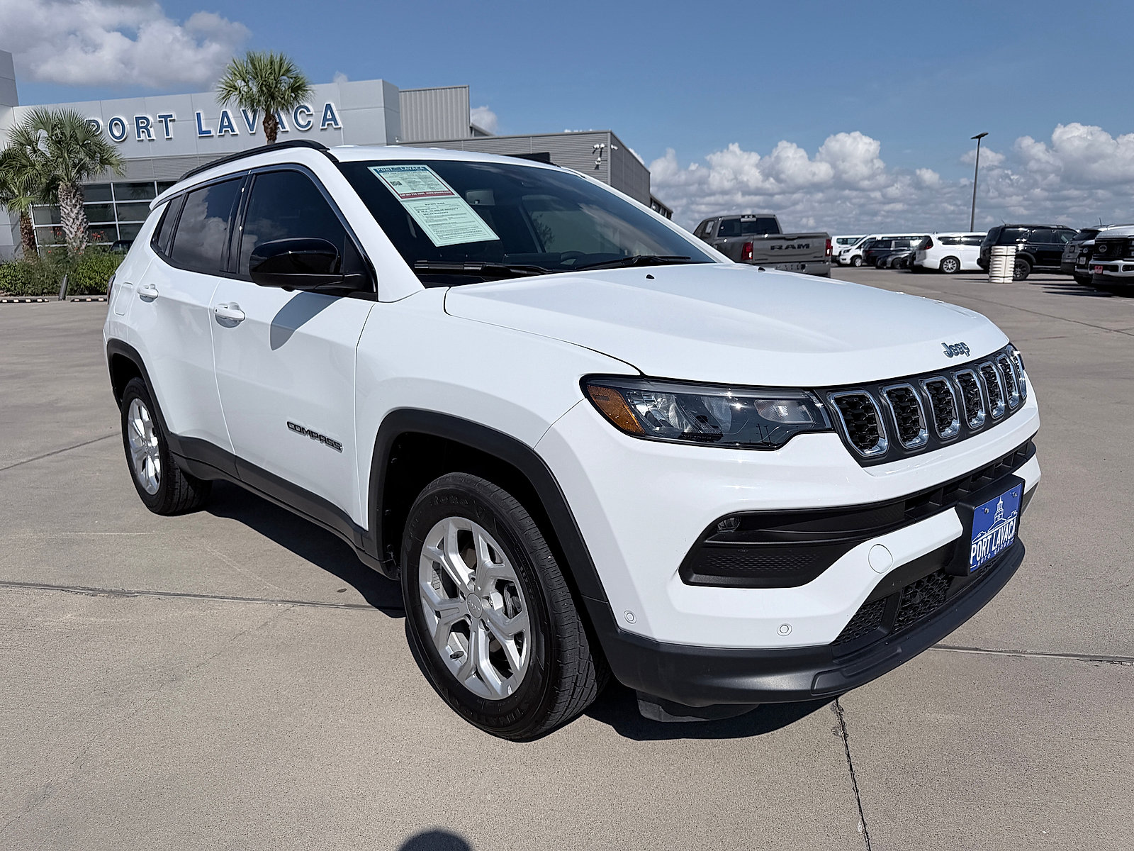 Used 2024 Jeep Compass Latitude w/ Convenience Group AWD/4WD image 9