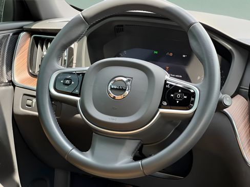 Used 2022 Volvo XC60 B5 Inscription FWD image 13